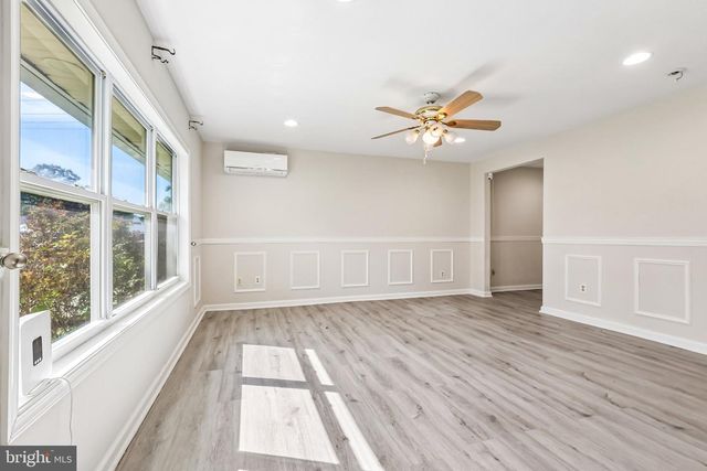 70 VILLAGE LN, Levittown, PA 19054