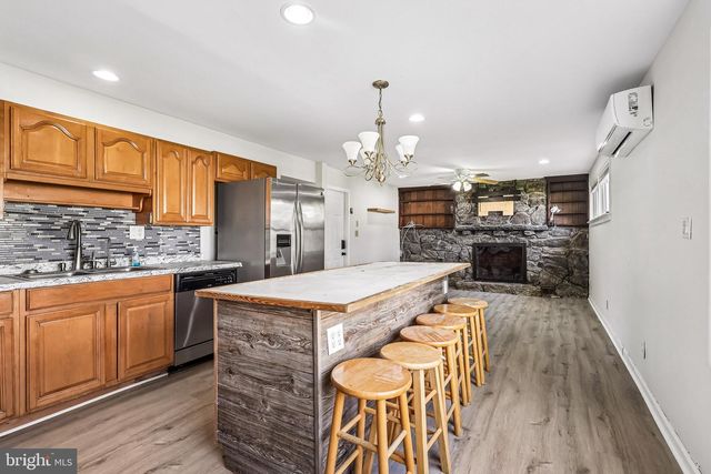 70 VILLAGE LN, Levittown, PA 19054