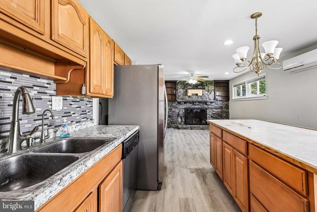 70 VILLAGE LN, Levittown, PA 19054