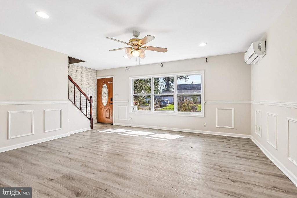70 VILLAGE LN, LEVITTOWN, PA 19054 — photo 3