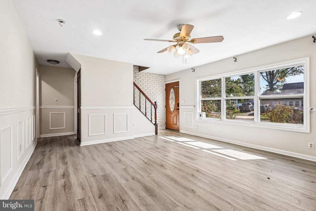 70 VILLAGE LN, LEVITTOWN, PA 19054 — photo 5