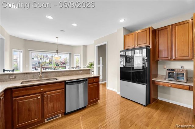 3881 High Grove Way, Lake Orion, MI 48360
