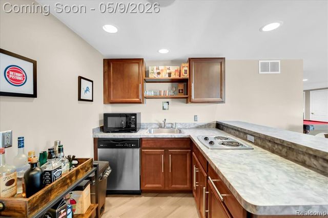 3881 High Grove Way, Lake Orion, MI 48360