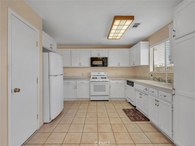 21693 Wren, Apple Valley, CA 92308