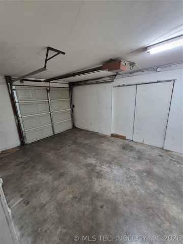 222 SE 3rd Street, Pryor, OK 74361