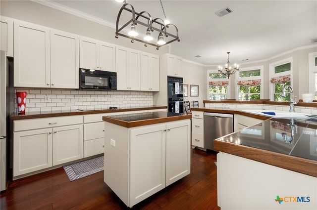 244 Lake Ridge Drive, Seguin, TX 78155