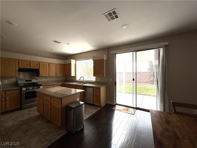 8061 Yellow Daisy Avenue, Las Vegas, NV 89147