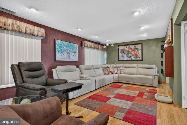 68 LONGWOOD DR, Sicklerville, NJ 08081