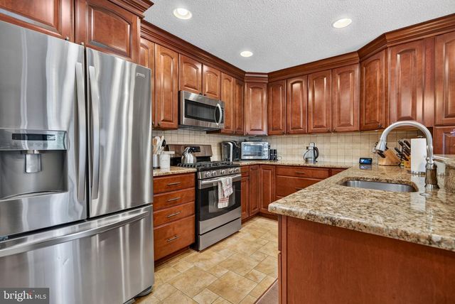 68 LONGWOOD DR, Sicklerville, NJ 08081