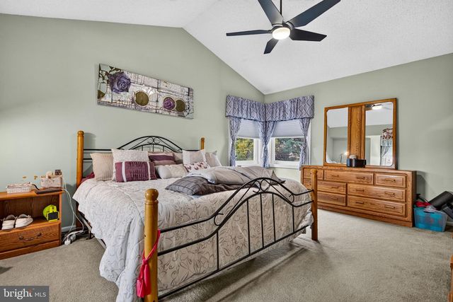 68 LONGWOOD DR, Sicklerville, NJ 08081