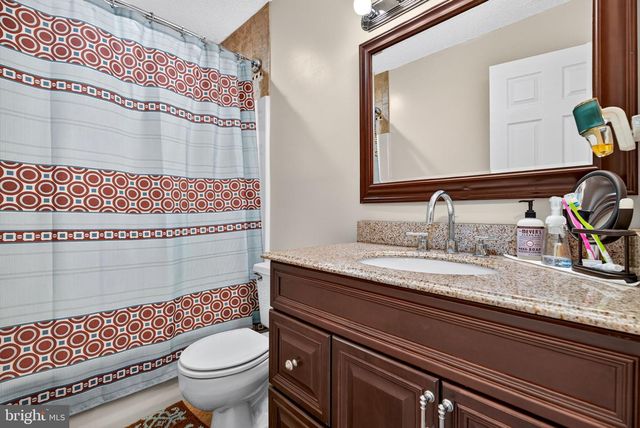 68 LONGWOOD DR, Sicklerville, NJ 08081