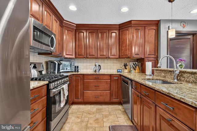 68 LONGWOOD DR, Sicklerville, NJ 08081