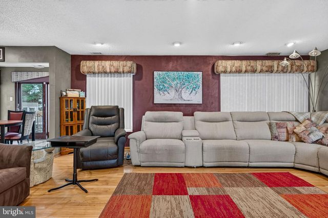 68 LONGWOOD DR, Sicklerville, NJ 08081