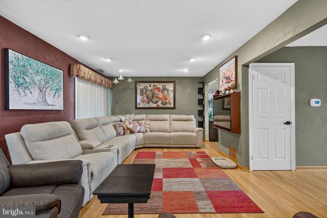68 LONGWOOD DR, Sicklerville, NJ 08081