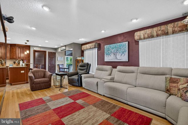 68 LONGWOOD DR, Sicklerville, NJ 08081