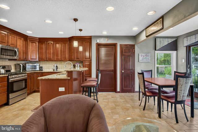 68 LONGWOOD DR, Sicklerville, NJ 08081