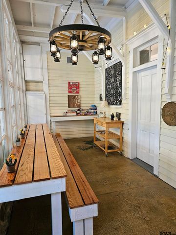 301 W Larissa, Jacksonville, TX 75766