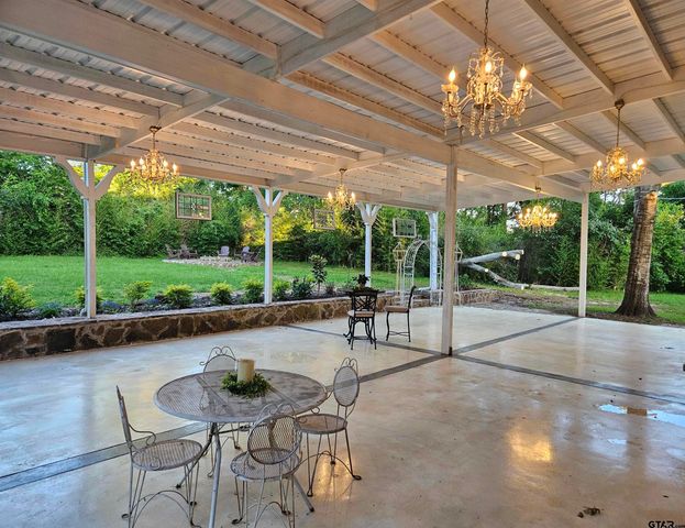 301 W Larissa, Jacksonville, TX 75766