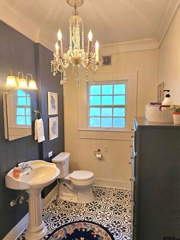 301 W Larissa, Jacksonville, TX 75766