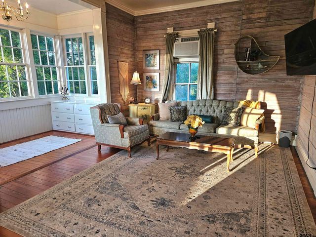 301 W Larissa, Jacksonville, TX 75766