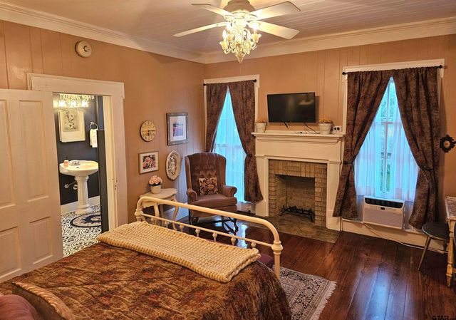 301 W Larissa, Jacksonville, TX 75766