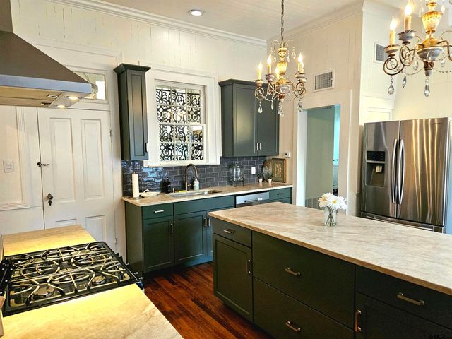 301 W Larissa, Jacksonville, TX 75766