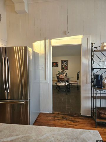 301 W Larissa, Jacksonville, TX 75766