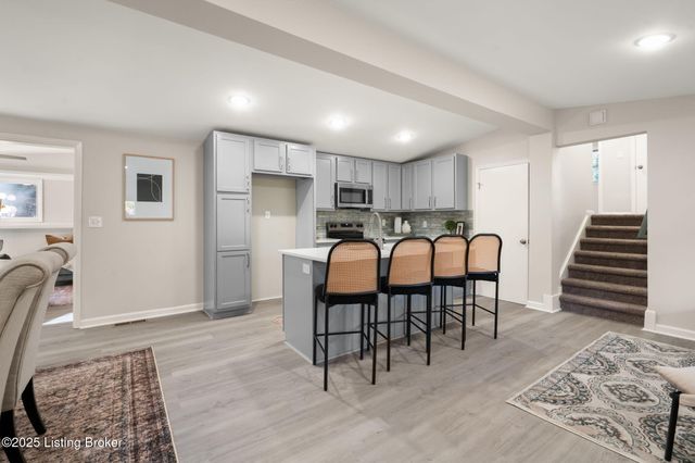 5901 Stansbury Ln, Louisville, KY 40291