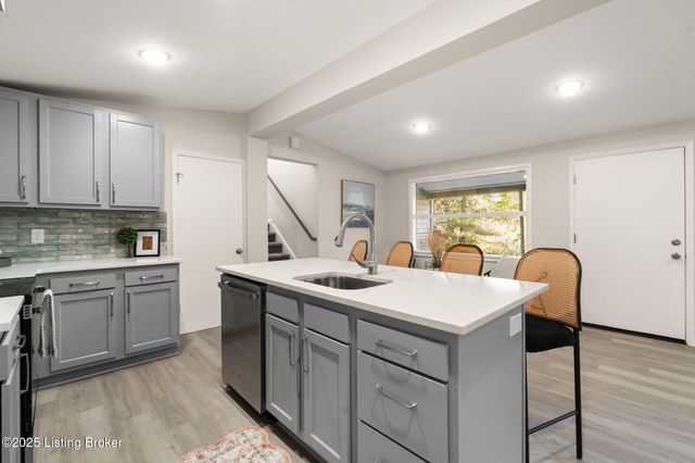 5901 Stansbury Ln, Louisville, KY 40291