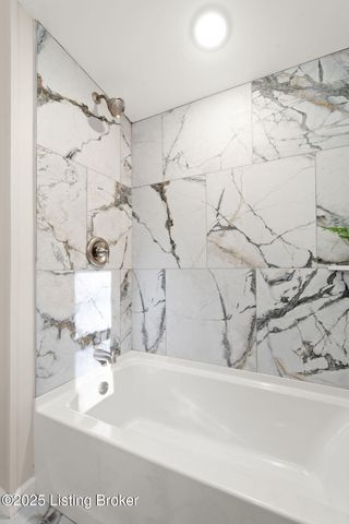 5901 Stansbury Ln, Louisville, KY 40291