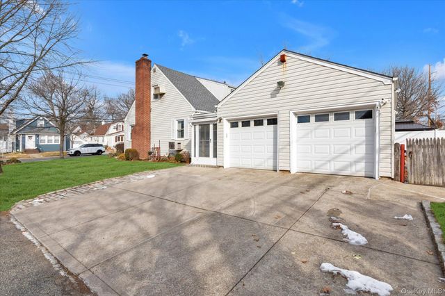 89 Foster Avenue, Valley Stream, NY 11580