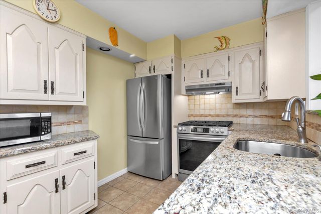 89 Foster Avenue, Valley Stream, NY 11580