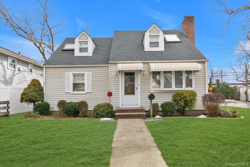 89 Foster Avenue, Valley Stream, NY 11580