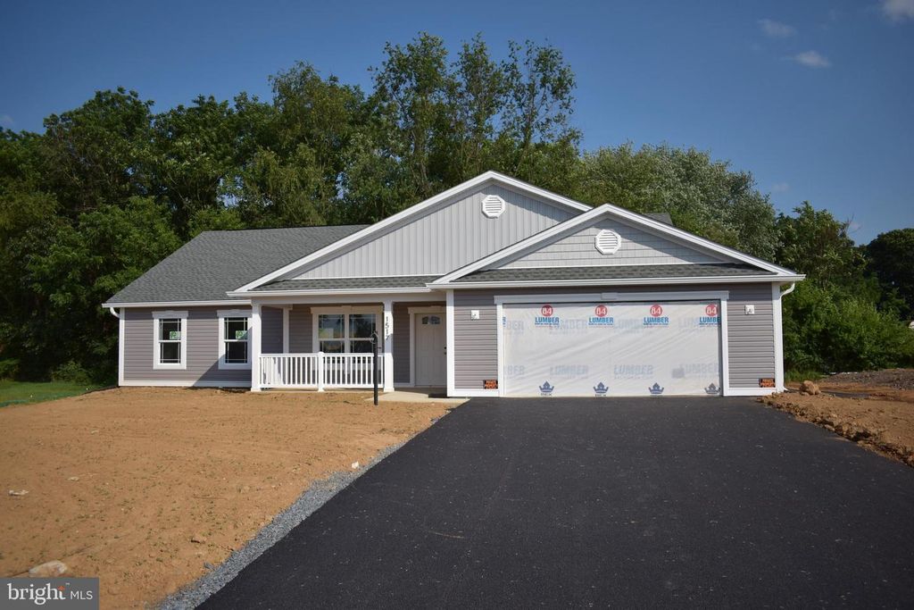 1517 TREELINE DR, Chambersburg, PA 17202