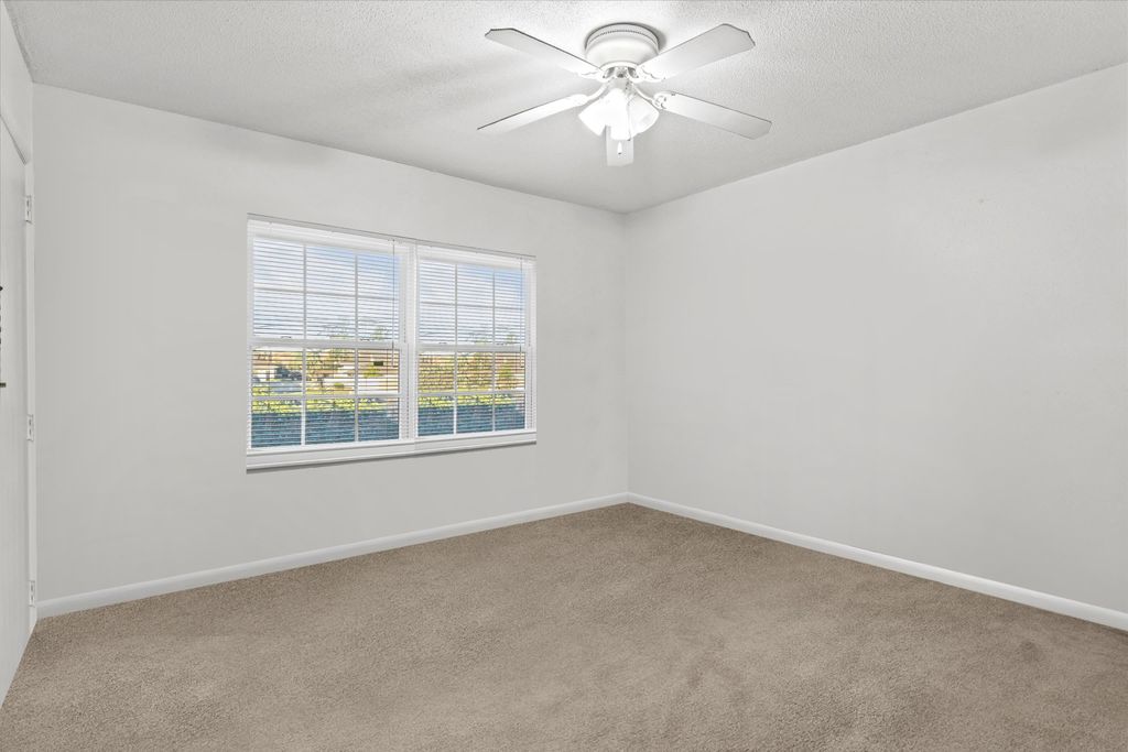 Image 11 of property listing at 2325 W Pensacola St Apt 170, Tallahassee, FL 32304