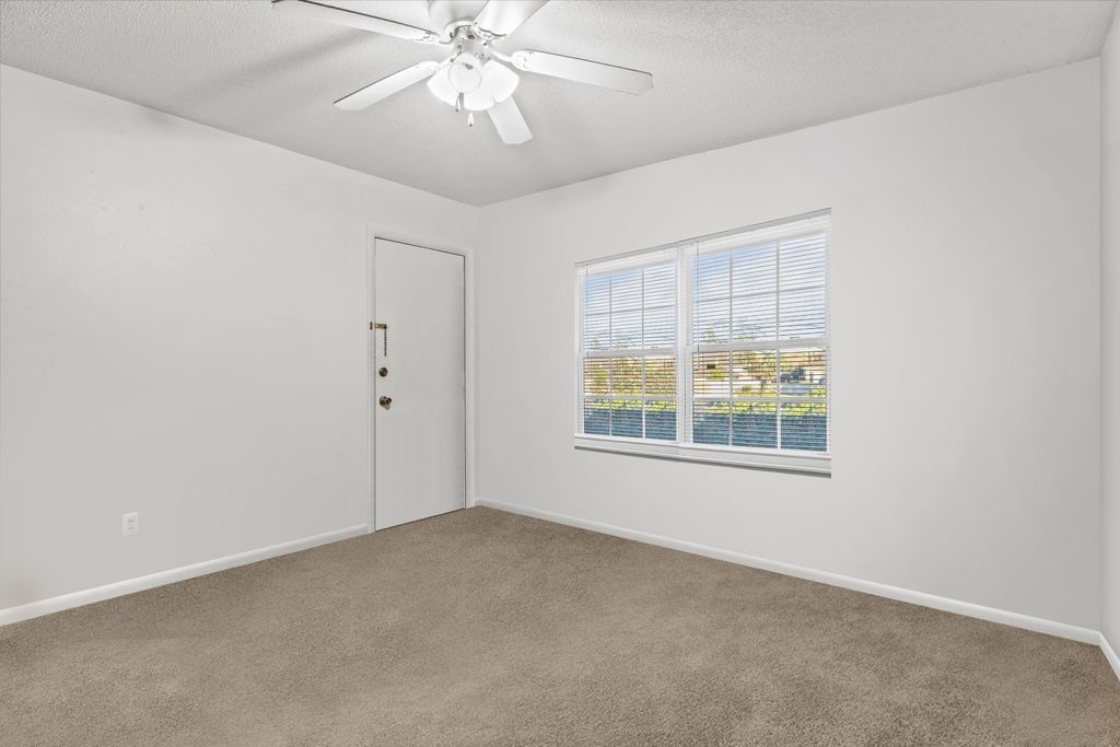 Image 12 of property listing at 2325 W Pensacola St Apt 170, Tallahassee, FL 32304