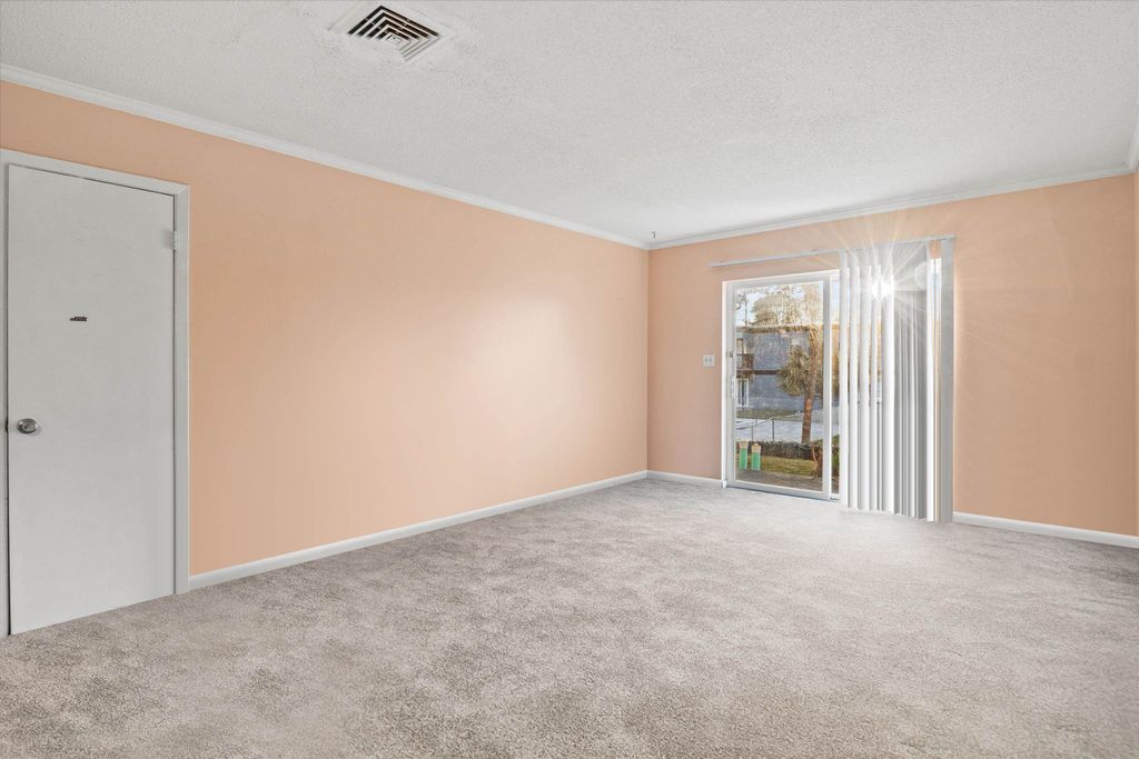 Image 14 of property listing at 2325 W Pensacola St Apt 170, Tallahassee, FL 32304