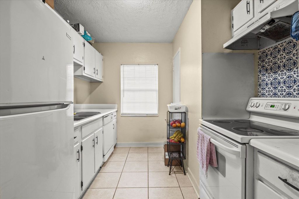Image 3 of property listing at 2325 W Pensacola St Apt 170, Tallahassee, FL 32304