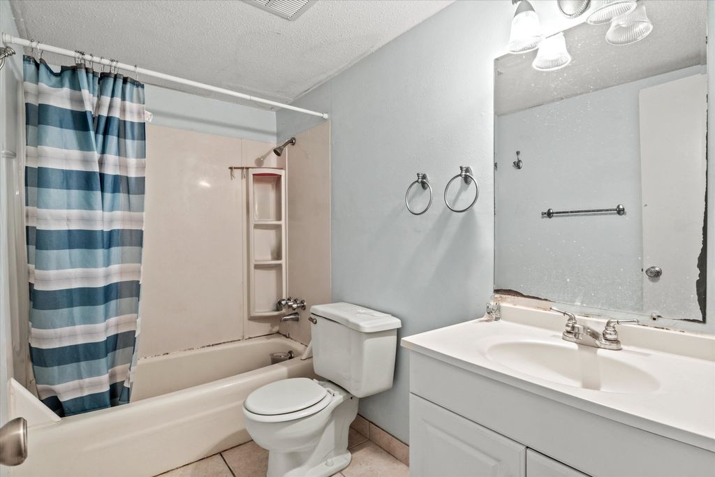 Image 7 of property listing at 2325 W Pensacola St Apt 170, Tallahassee, FL 32304