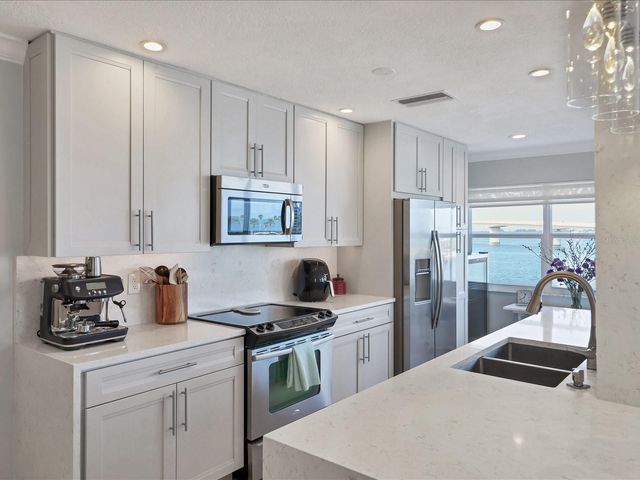 226 GOLDEN GATE POINT 44, Sarasota, FL 34236