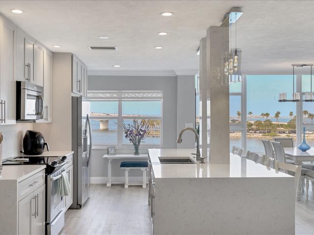 226 GOLDEN GATE POINT 44, Sarasota, FL 34236