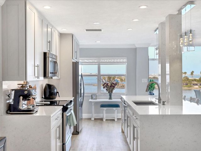 226 GOLDEN GATE POINT 44, Sarasota, FL 34236