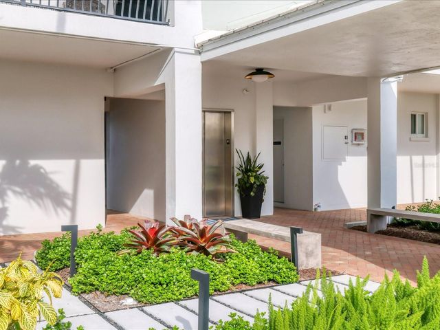 226 GOLDEN GATE POINT 44, Sarasota, FL 34236