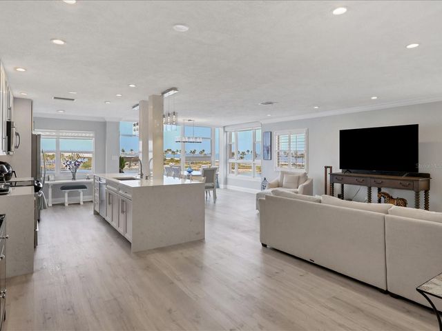 226 GOLDEN GATE POINT 44, Sarasota, FL 34236