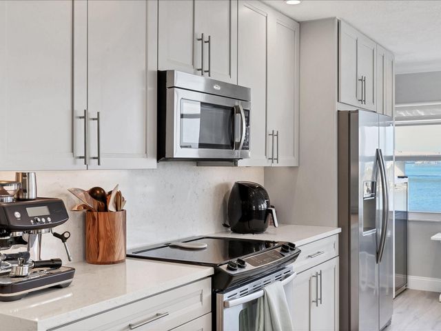 226 GOLDEN GATE POINT 44, Sarasota, FL 34236