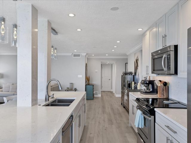 226 GOLDEN GATE POINT 44, Sarasota, FL 34236
