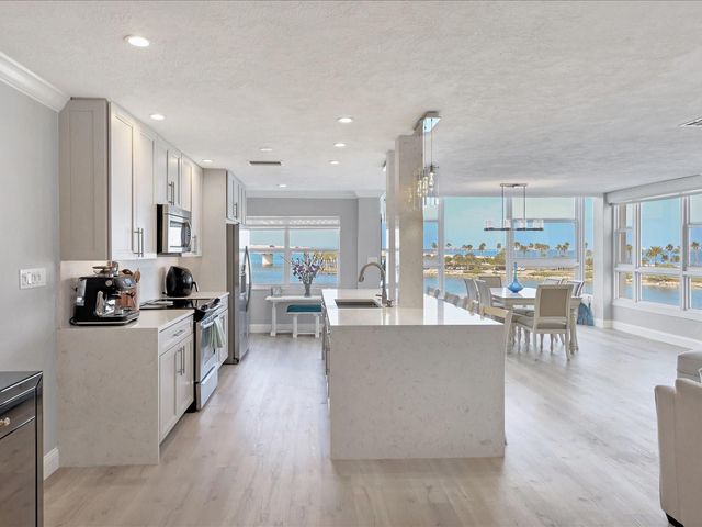 226 GOLDEN GATE POINT 44, Sarasota, FL 34236