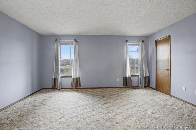 704 N Sioux Avenue, Claremore, OK 74017