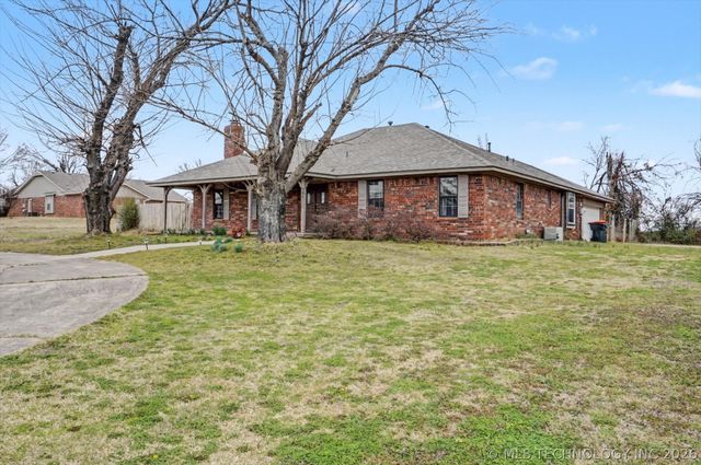 704 N Sioux Avenue, Claremore, OK 74017