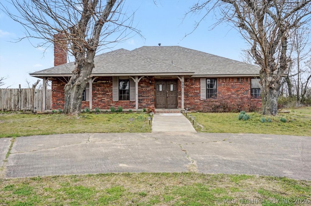 704 N Sioux Avenue, Claremore, OK 74017
